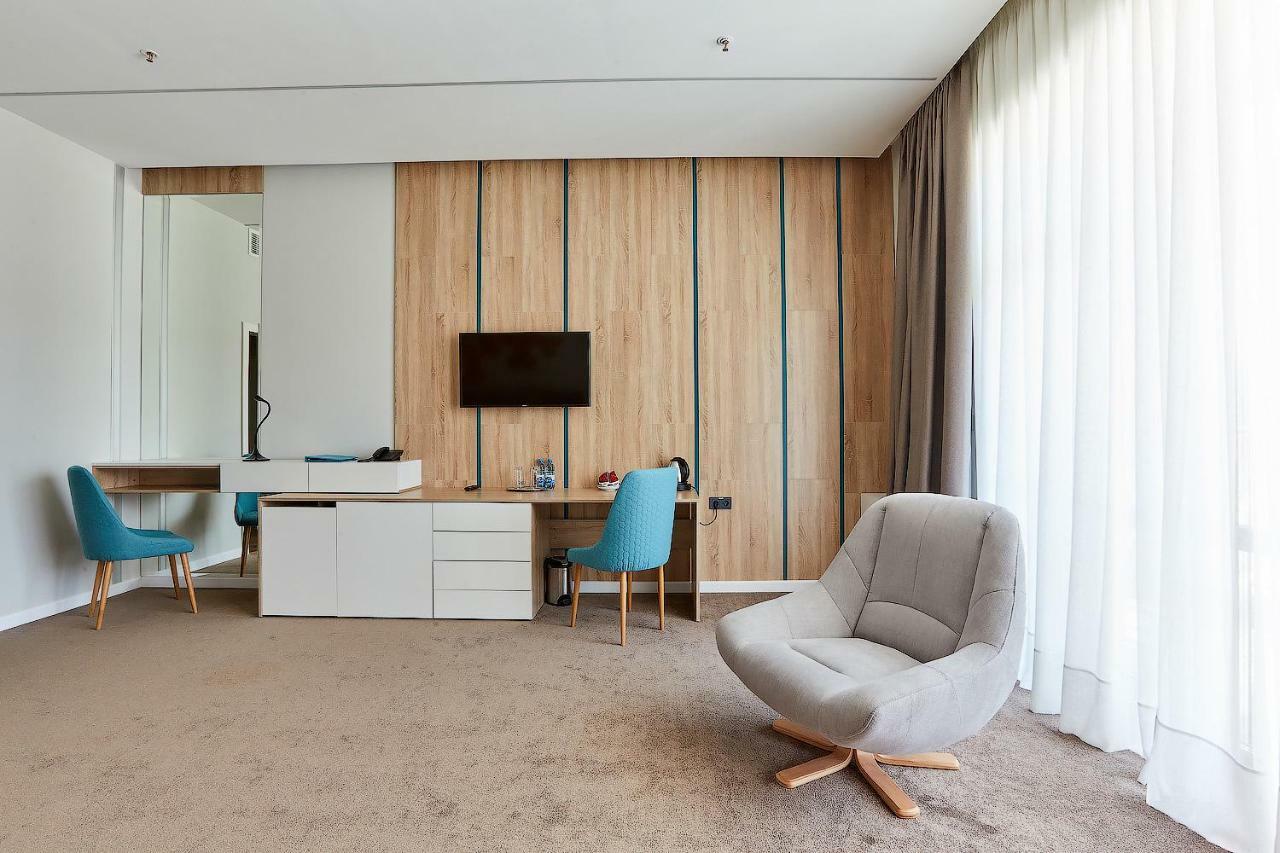 Aqua-Minsk Hotel Plus ภายนอก รูปภาพ